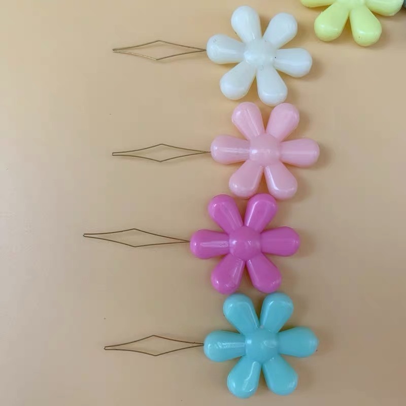 Plum blossom plastic gourd needle threader wholesale color plastic tail Threader-wire guide-sewing machine DIY ten