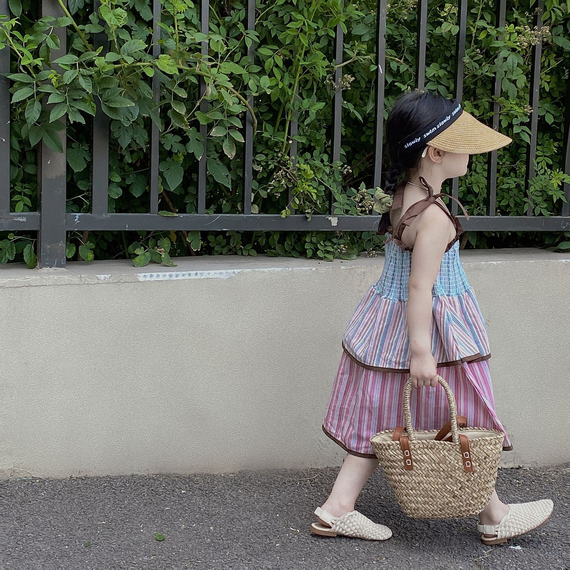 2023夏女童氣質甜美三色條紋拼接蛋糕裙度假風公主沙灘吊帶連衣裙