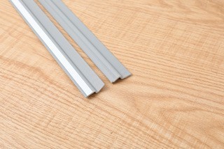 押し引き窓シールはアルミ合金ドアの隙間を作って防風します。|undefined