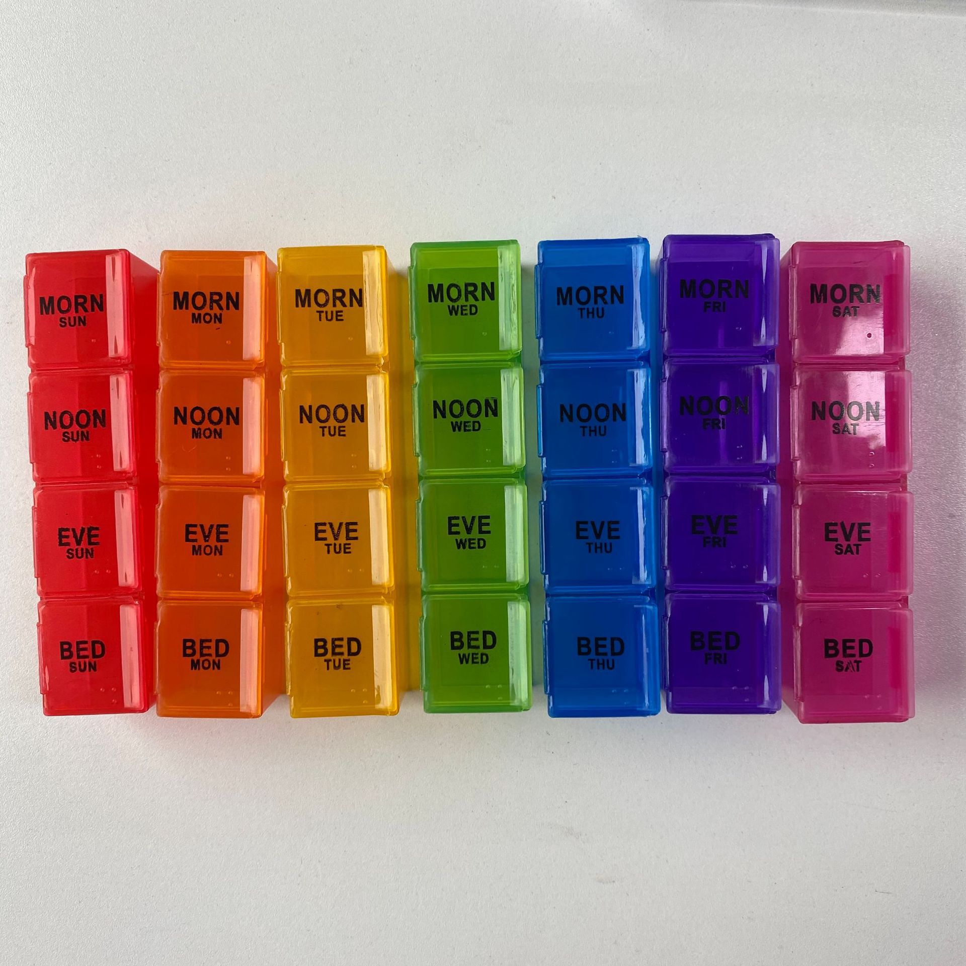 Spot manufacturers supply a week flip medicine box morning, middle and evening medicine box 4 rows of 28 rainbow color flip medicine box