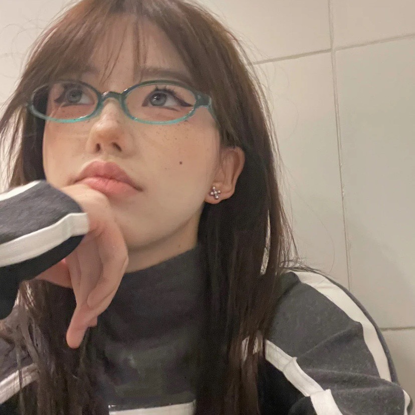 Two-dimensional Asian girl Japanese and Korean small frame glasses female ins European and American retro y2g hot girl Street shot plain gradient glasses frame