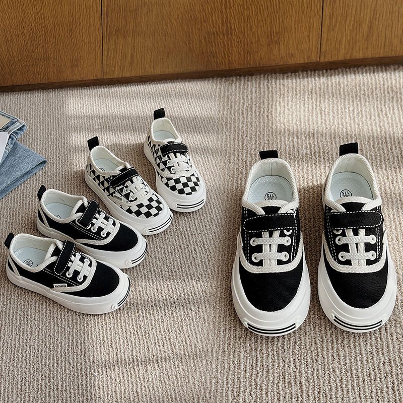 子供が口を開いて笑っているマジックはキャンバスの靴を貼ります。|undefined