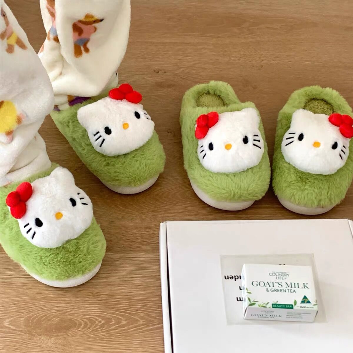 Cute bowknot KT cat home plush slippers autumn and winter thickened non-slip slippers cartoon student dormitory cotton slippers