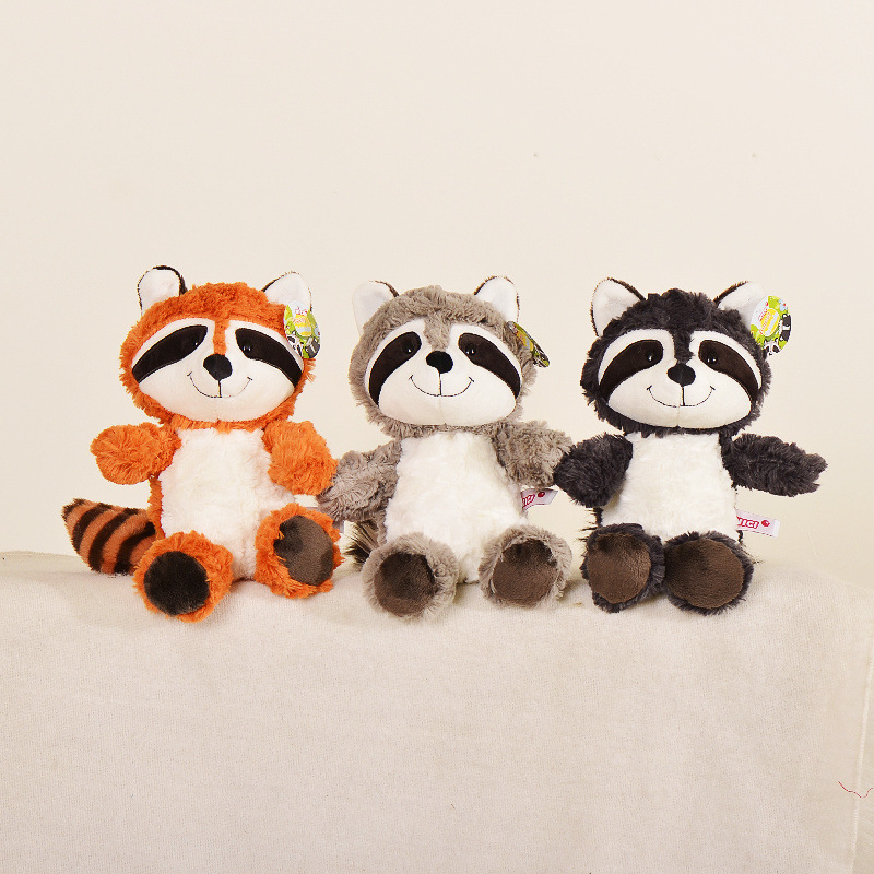 アライグマのぬいぐるみが可愛いです。熊のぬいぐるみを抱いています。|undefined