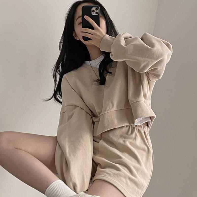 Koreanischer schicker Herbst-Lazy-Style-Pullover mit V-Ausschnitt, lockerem Langarm-Pullover + Shorts mit hoher Taille und weitem Bein, Sportanzug für Damen_voghion.com
