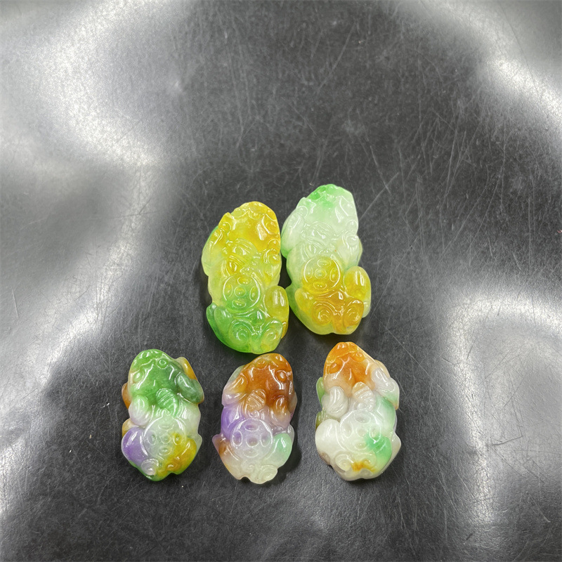 平價玉器 三彩色巴山翠玉立體貔貅吊墜 雙孔小貔貅掛件 小玉墜