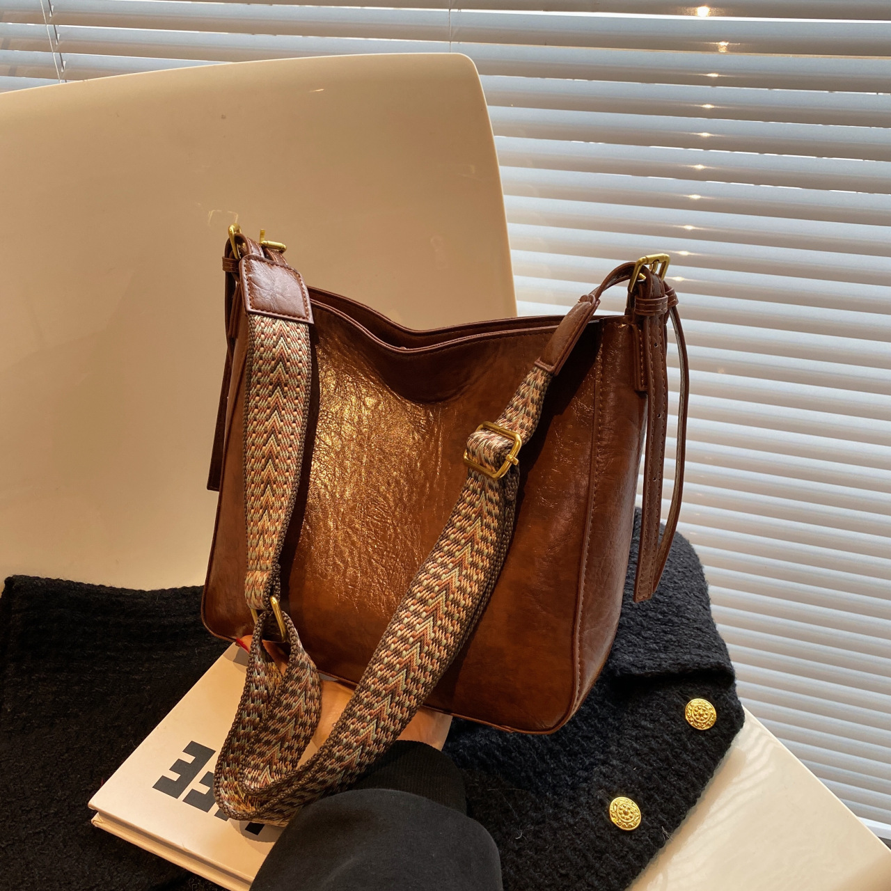 2023 autumn and winter New PU soft leather bag women's French-style light luxury fashion high-end sentong Qin shoulder crossbody tote bag