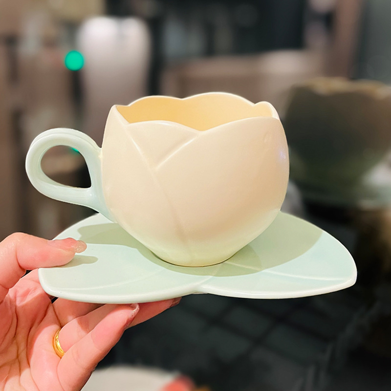 レリーフ陶磁器のチューリップの形の小さい大衆のデザイン感のコーヒーカップの事務室の少女の心の高い顔の値の精巧な杯の皿|undefined
