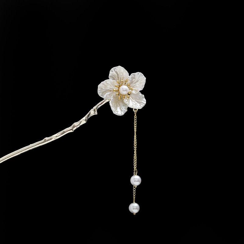 ピンクの花のかんざしの女性の高級感があります。|undefined