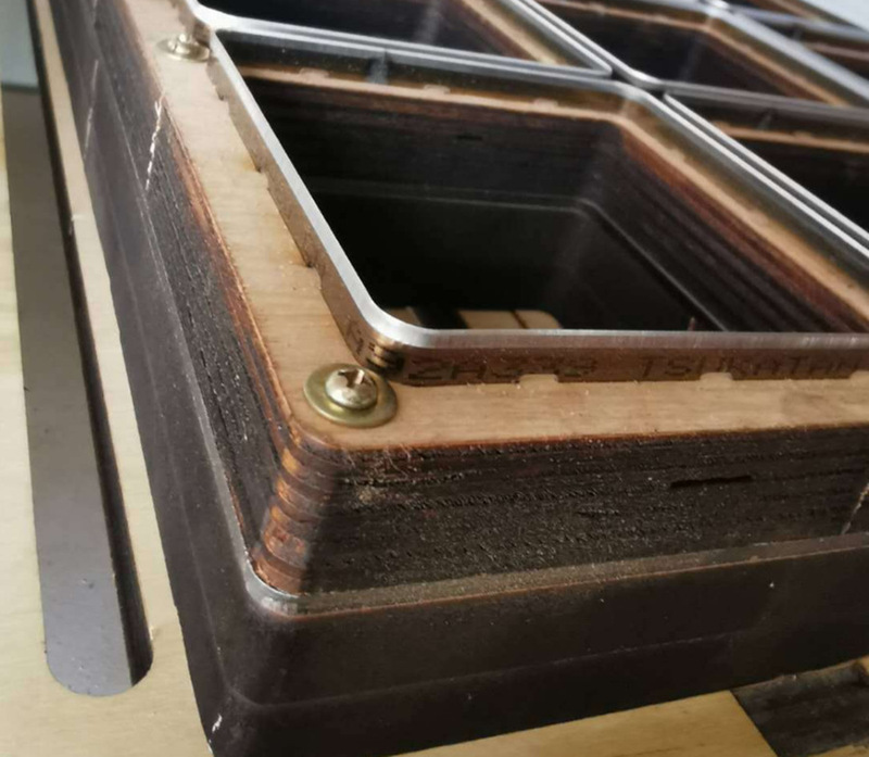 手作業の革製品の刀の型のレーザーは型を決めてゴムの牛革を切ってevaの板の刀の型のメーカーのアクリルを吸い込みます。|undefined