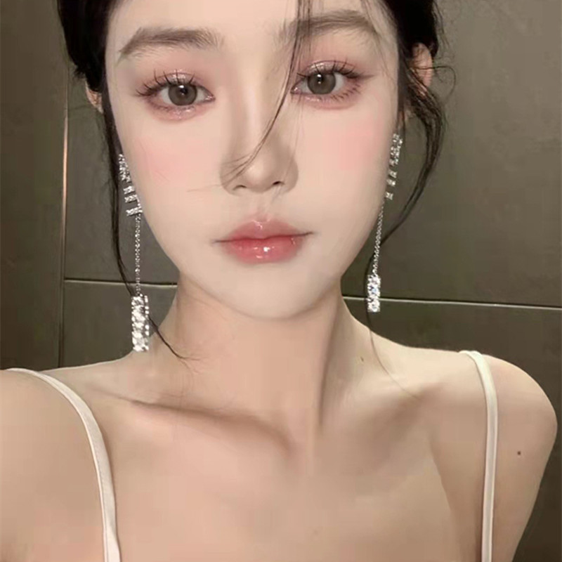 High-grade Miss miu Letter Earrings Flash Diamond Exaggerated Long Earrings Elegant Internet Celebrity Five-pointed Star Earrings Earrings