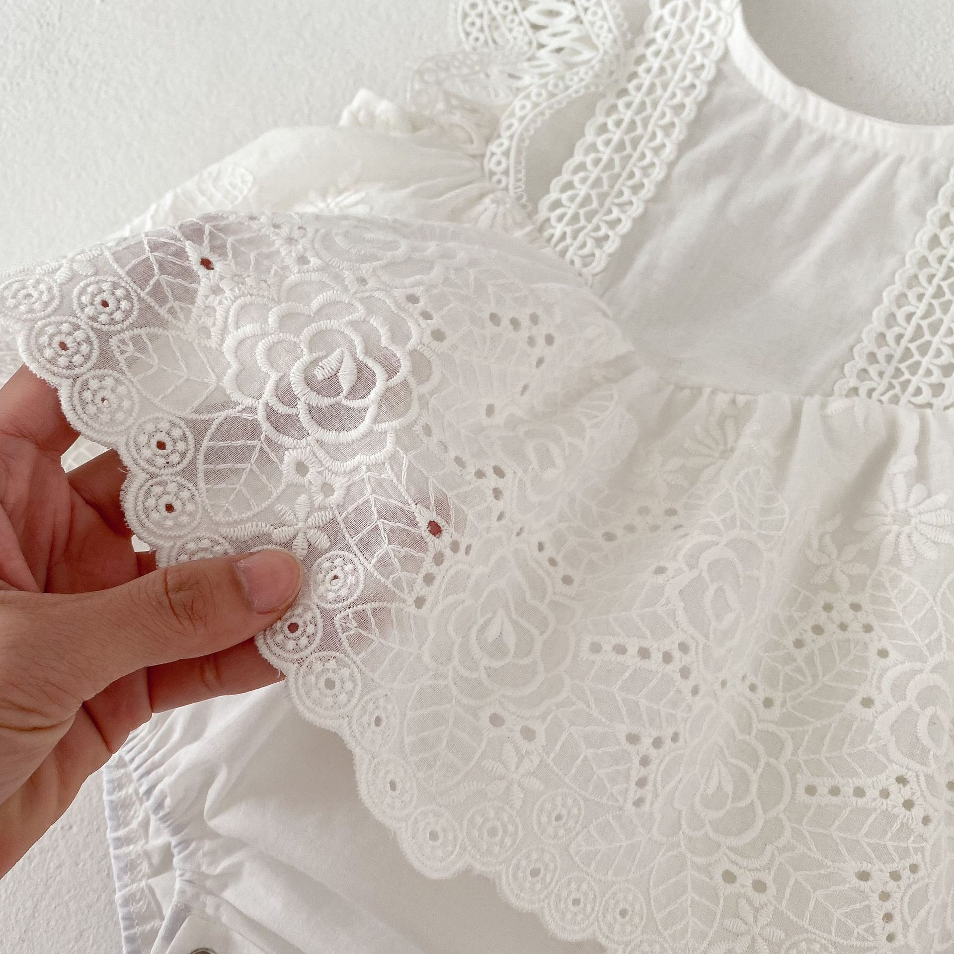 ins Summer Girl's Baby Baby Solid Color Lace Hollow Embroidered Triangle Hallout Dress Jumpsuit Climbing Suit