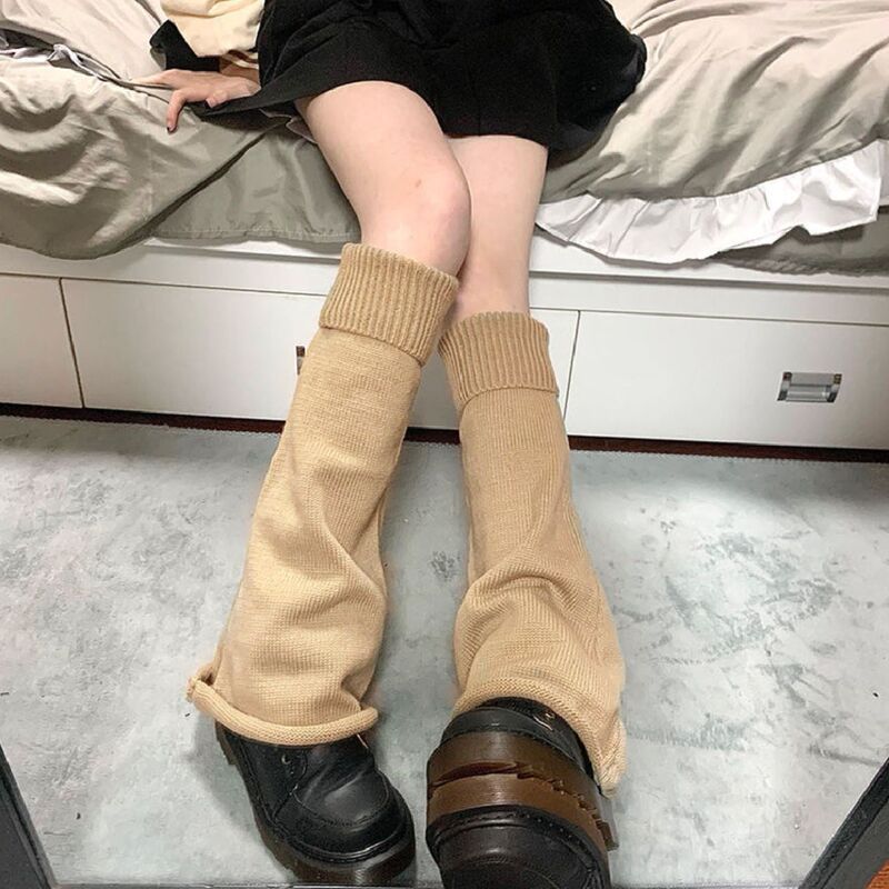 女子学生の純色を厚くして靴下を積んでニットします。|undefined