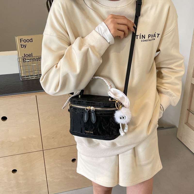 Internet celebrity small bag for women 2024 spring and summer new Korean style fashionable one-shoulder small square bag niche design crossbody bucket bag