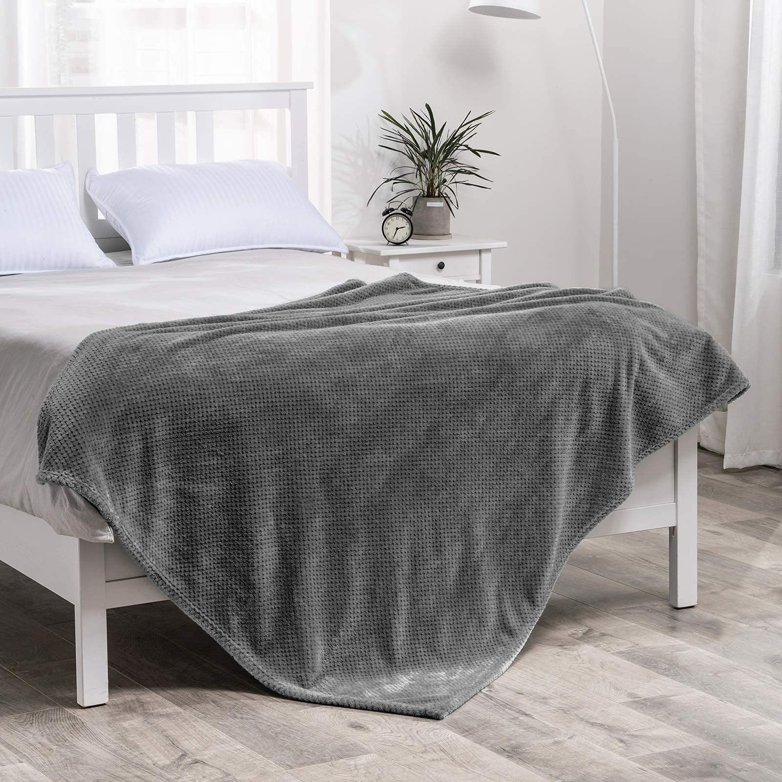 Cross-border in stock thick solid color pineapple plaid flannel blanket coral fleece sofa blanket air conditioning blanket nap blanket