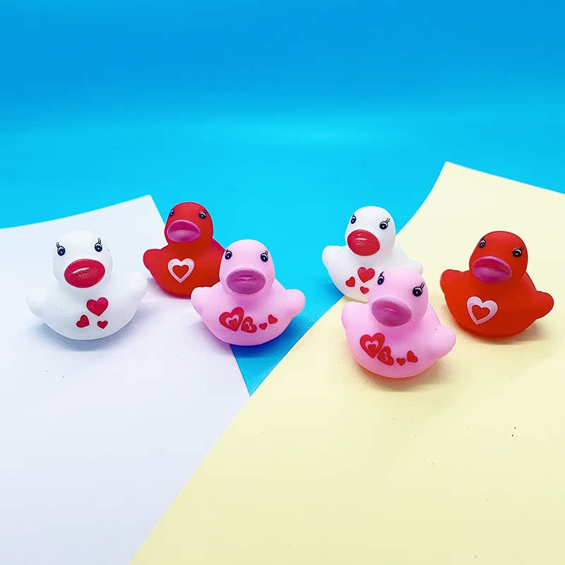 アマゾンの越境バレンタインデーの愛のアヒルのセットのピンクのプリントの小さい黄色のアヒルの子供はおもちゃをつまんで呼びます。|undefined