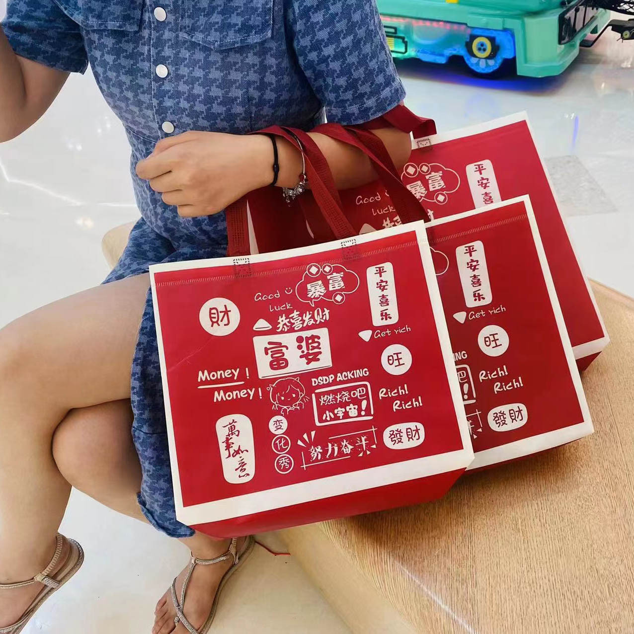 Rich non-woven bag handbag red gift bag New Year clothing store safe happy gift bag customization