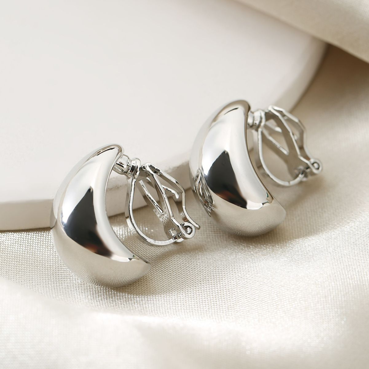 European and American Fashion New Earrings French Light Luxury Drop-shaped Ear Clip Without Ear Holes Advanced Sense Simple Glaky Women's Earrings