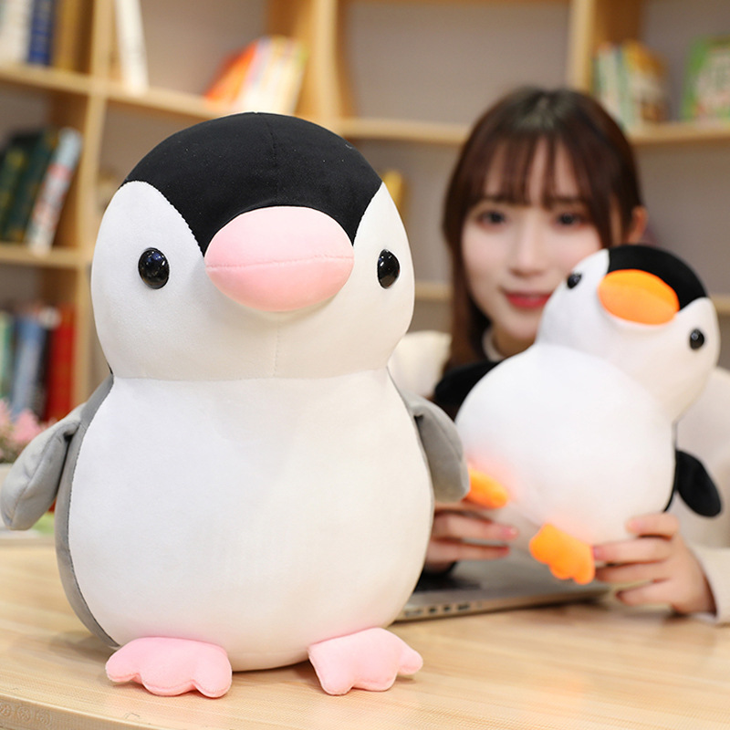 ペンギンのぬいぐるみのぬいぐるみの子供のベッドで寝ています。|undefined
