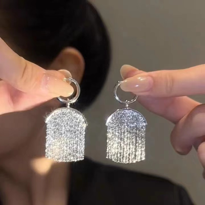 名媛輕奢高級感絲滑流蘇耳環女氣質時尚短款靈動耳釘耳飾
