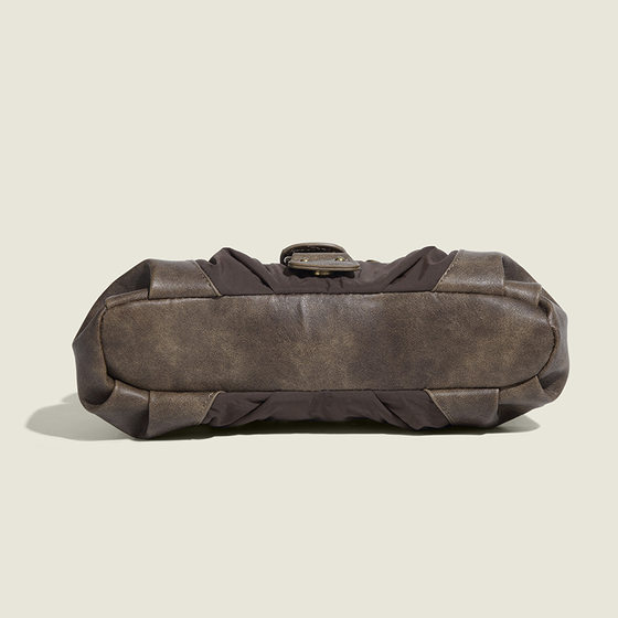 Retro distressed underarm bag American bag waste soil style 2023 autumn and winter New one-shoulder portable rivet French stick bag