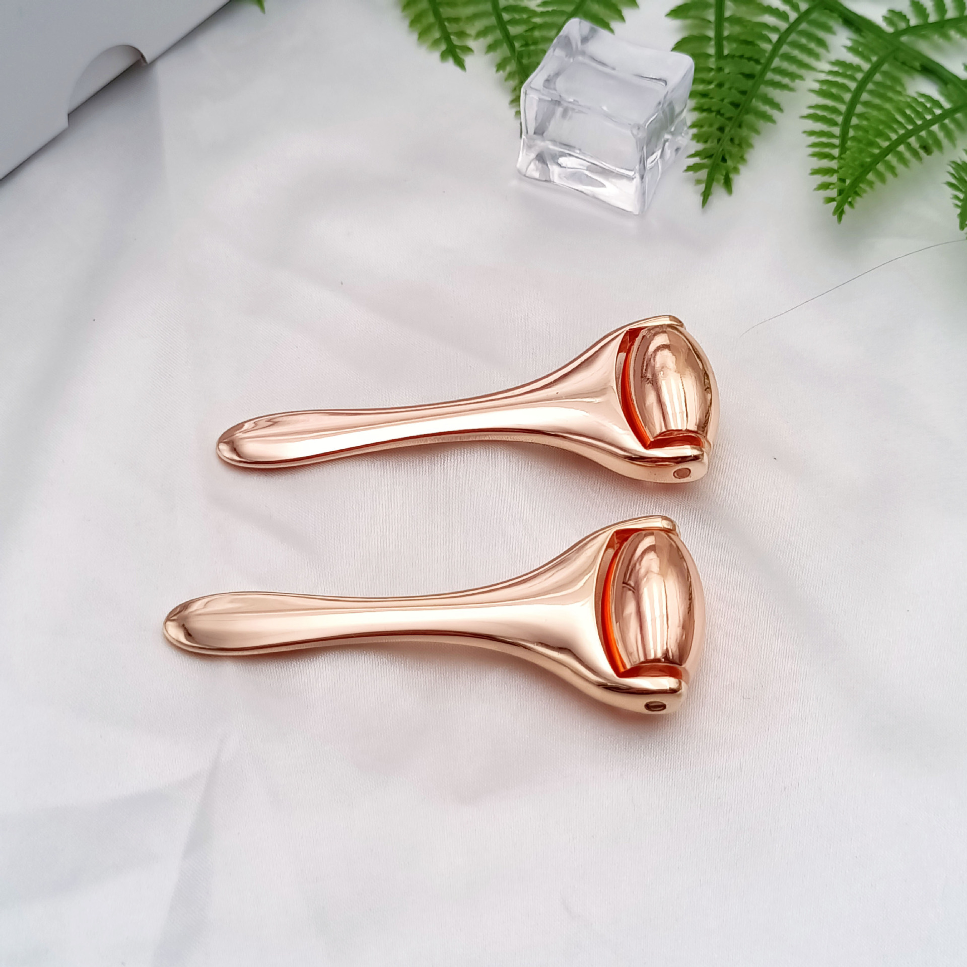 Metal roller beauty eye cream massage stick essence introduction stick manual eye lifting firming eye cream stick