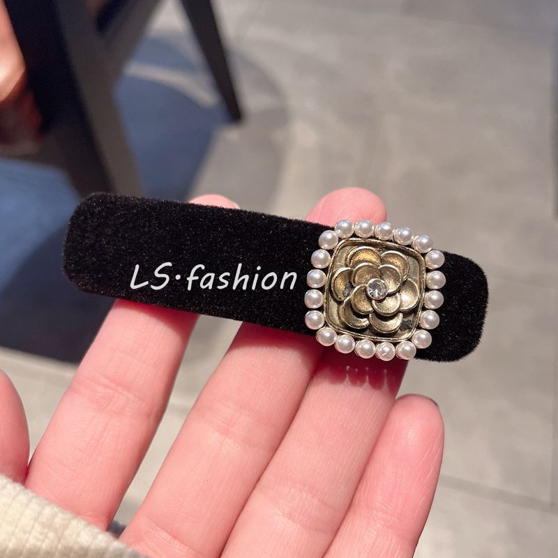 Kamelie Perlensamt Haarspange Ponyspange Seitenspange Hepburn Stil Entenschnabelspange kleine Haarnadel weibliches Haar Zubehör Kopfschmuck_voghion.com
