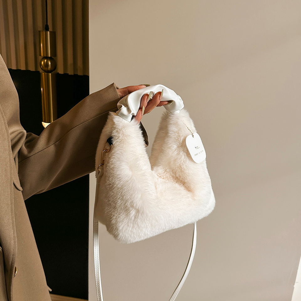 High-end online popular fairy Plush Bag 2023 new winter handbag pleated women's bag shoulder crossbody