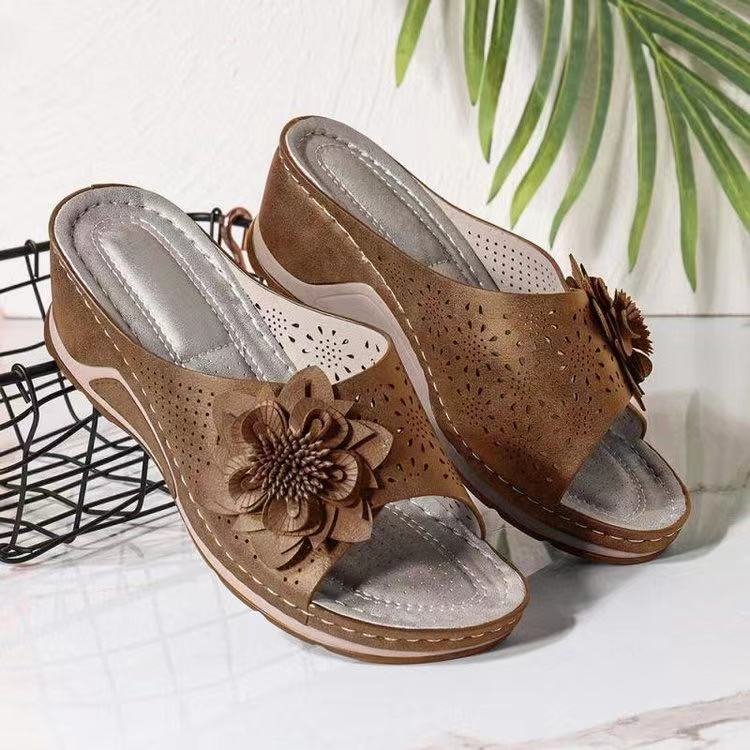 Zapatillas de cuña de talla grande para mujer 2021 estación independiente de verano Nuevas Sandalias planas de flores huecas Zapatos de playa para mujer