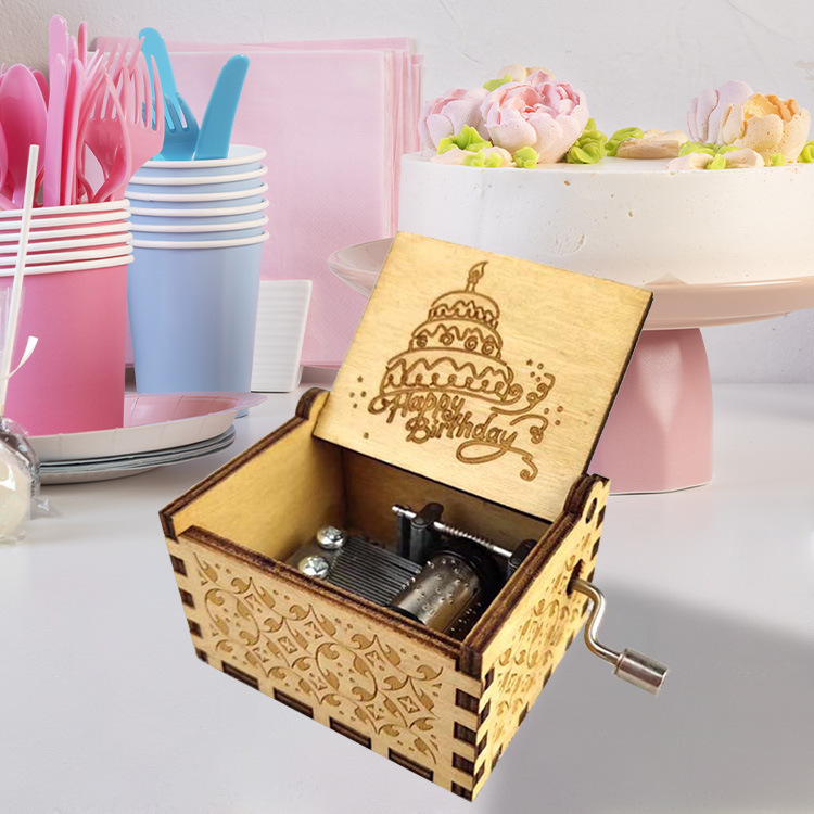 木製のオルゴールの精巧な手作りのオルゴールのアイデアを並べて、誕生日おめでとうオルゴールの卸売りをします。|undefined