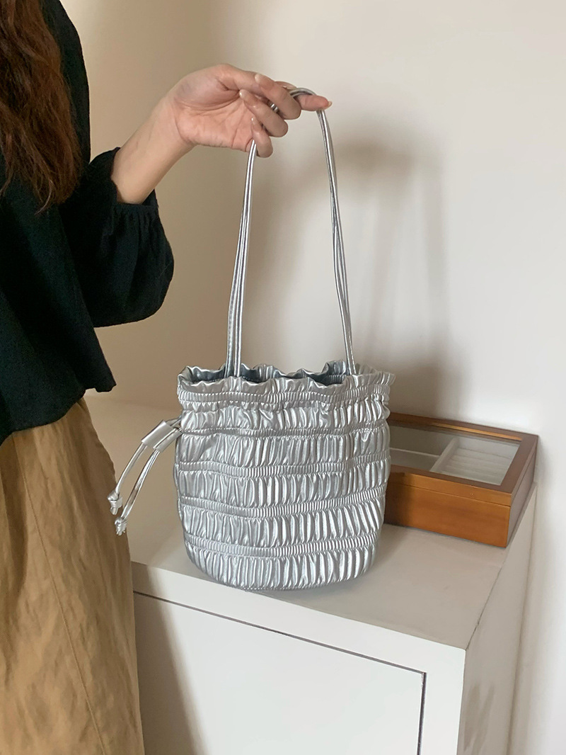 Korean ins niche design warm and soft leather pleated drawstring bucket bag single shoulder stylish texture silver armpit bag