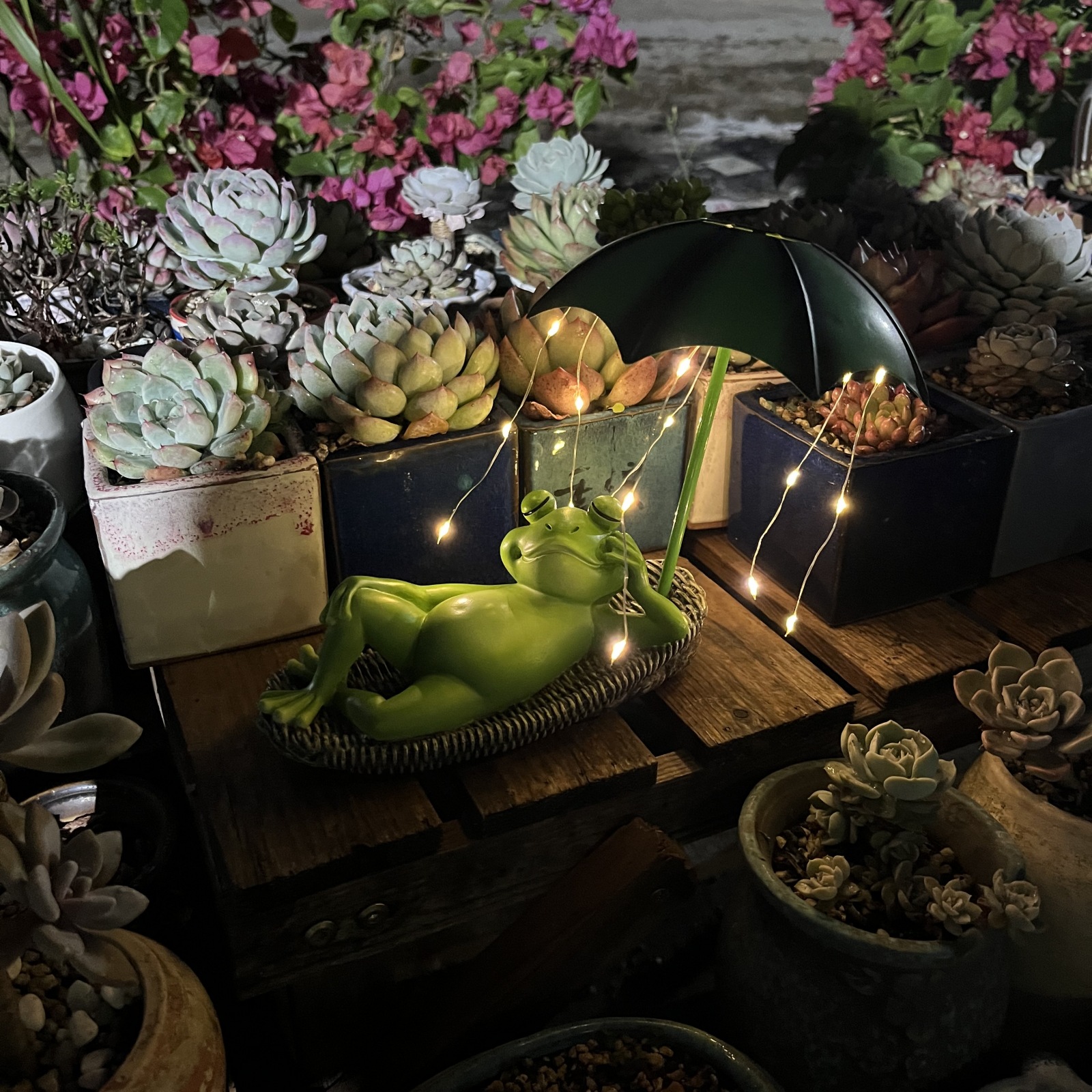 Cross-border cute artificial frog solar garden lamp outdoor garden decoration animal garden lawn decoration