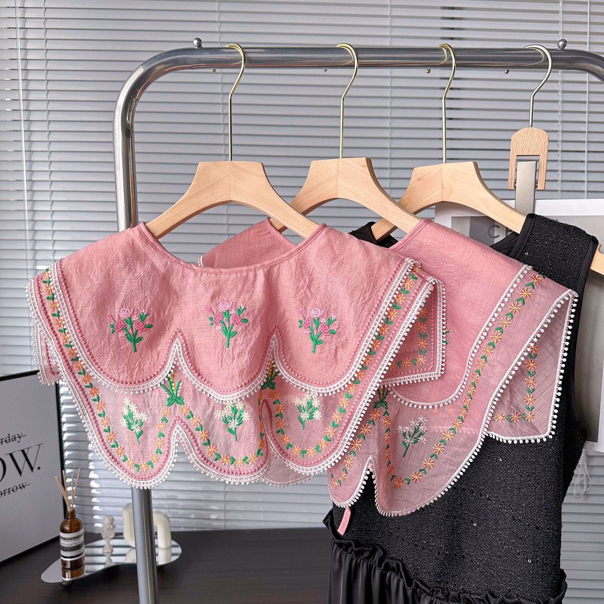 新款雙層精美刺繡粉色刺繡系扣彩色小花田園風披肩雙邊波浪款批發