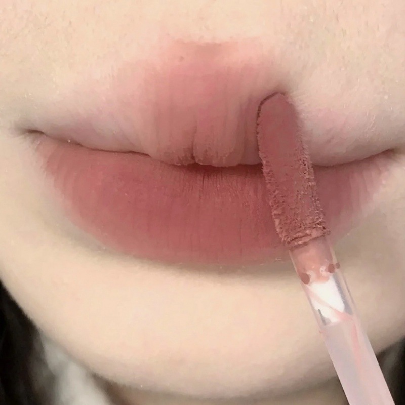 秋が深い唇釉薬の唇の泥のつや消しの霧の顔は白くて色が落ちません。|undefined
