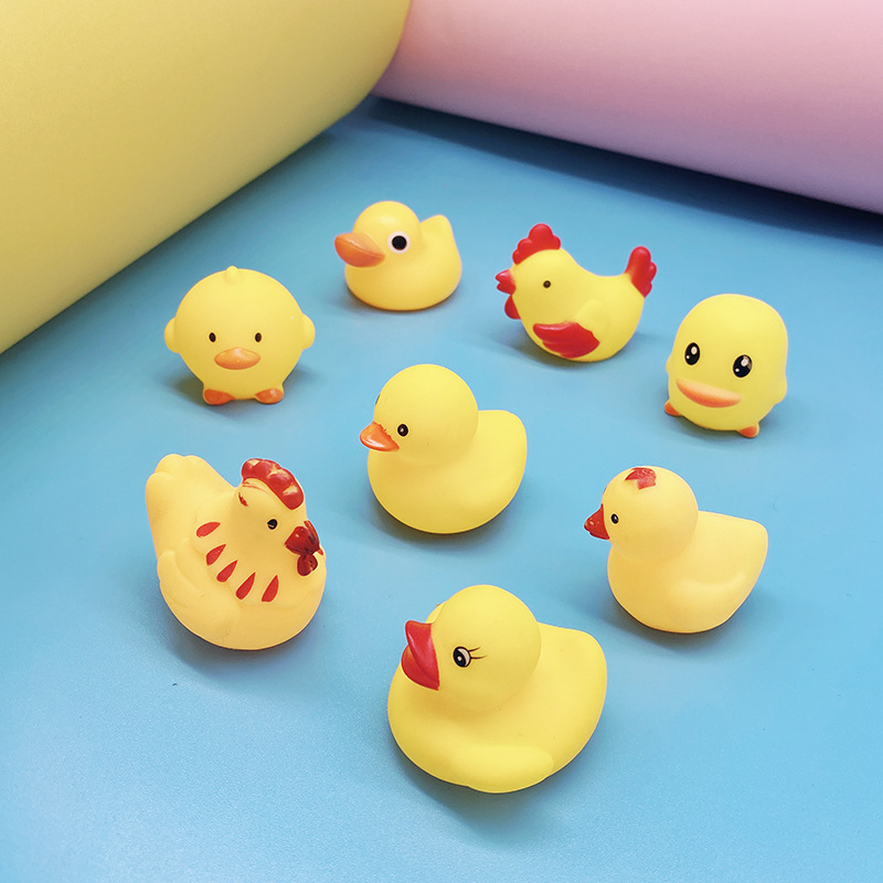 赤ちゃんがお風呂に入ってつまんで水遊びをします。|undefined