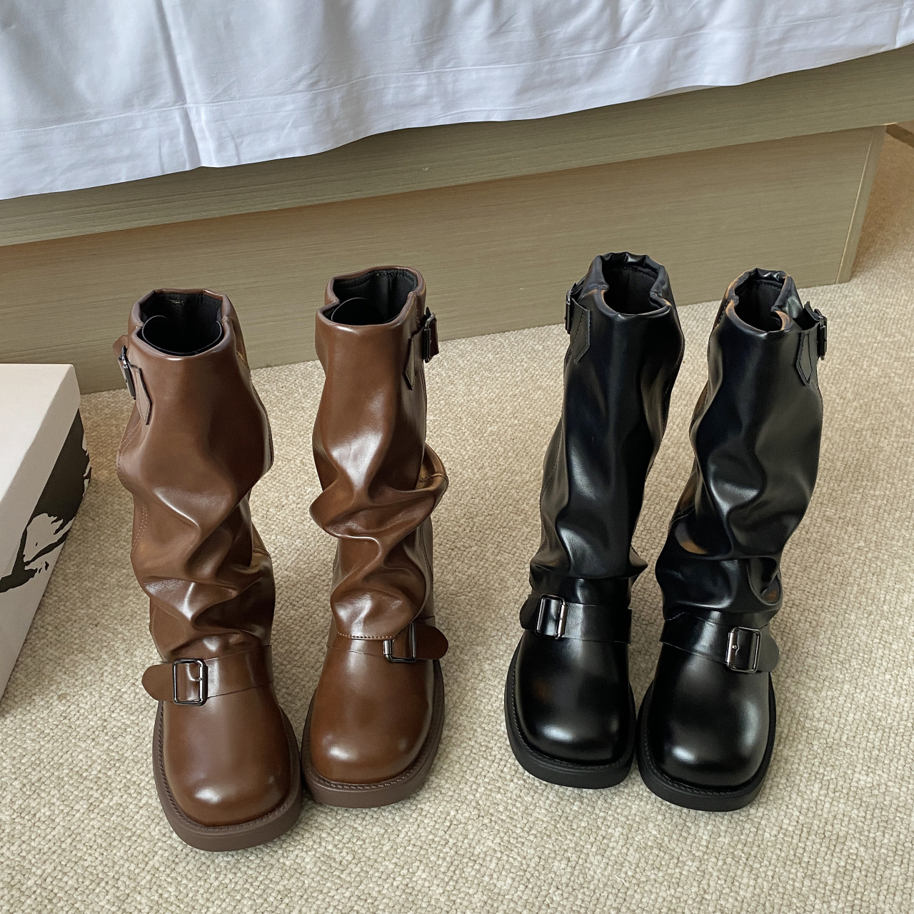 Stivali con fibbia a cintura e plissettati in pile per donna 2023 nuovi stivali retrò con tacco spesso e plateau a metà polpaccio stivali da sigaretta alla moda di strada_voghion.com