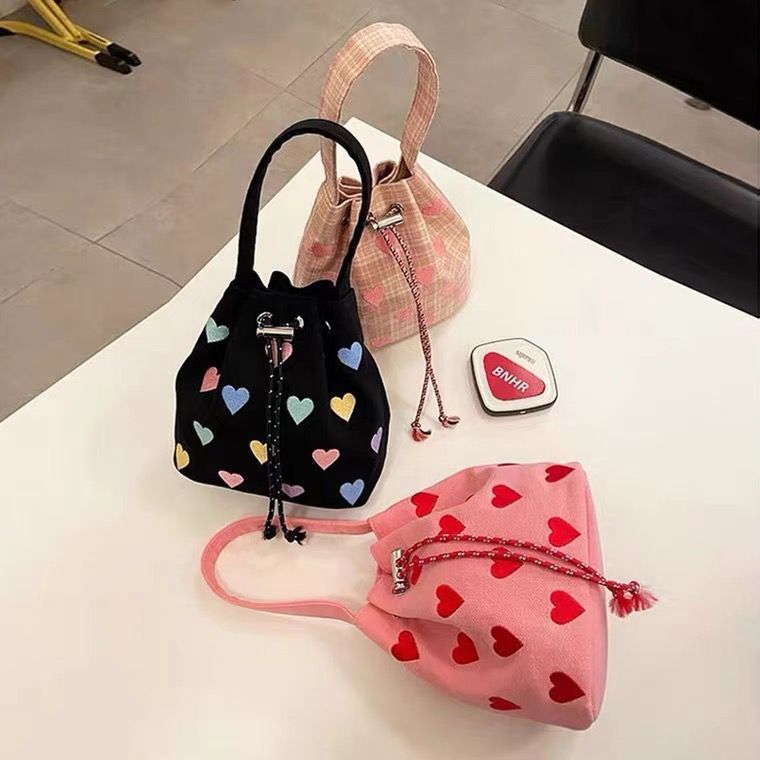 韓国刺繍の愛はピンクのハンドバッグを持っています。2022春夏の新型シングル肩斜めショルダーのミニバケツのカバンです。|undefined