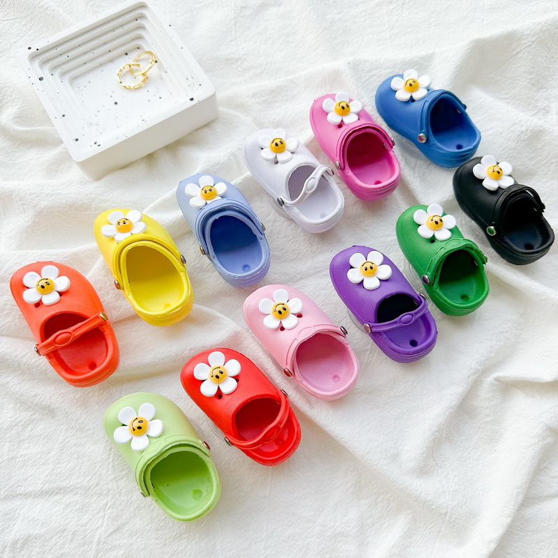 Simulation hole shoes mobile phone airbag bracket flower smiley face small slippers adhesive retractable fresh ins style