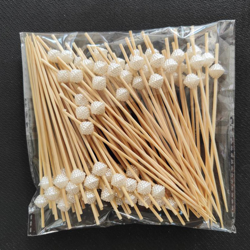 大サイズの金色のボールを提供します。銀色の丸い玉の果物は使い捨ての竹の署名のカクテルのビーズのチェーンの果物のフォーク100本です。|undefined