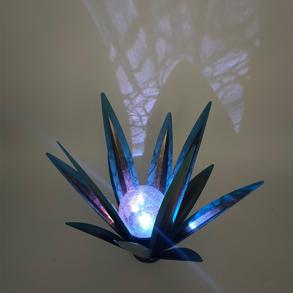 金属工芸品の花園の太陽エネルギーのひびのガラスのボールの明かりは件のテキーラの花の鉄の芸のアイデアの屋外の装飾を並べます。