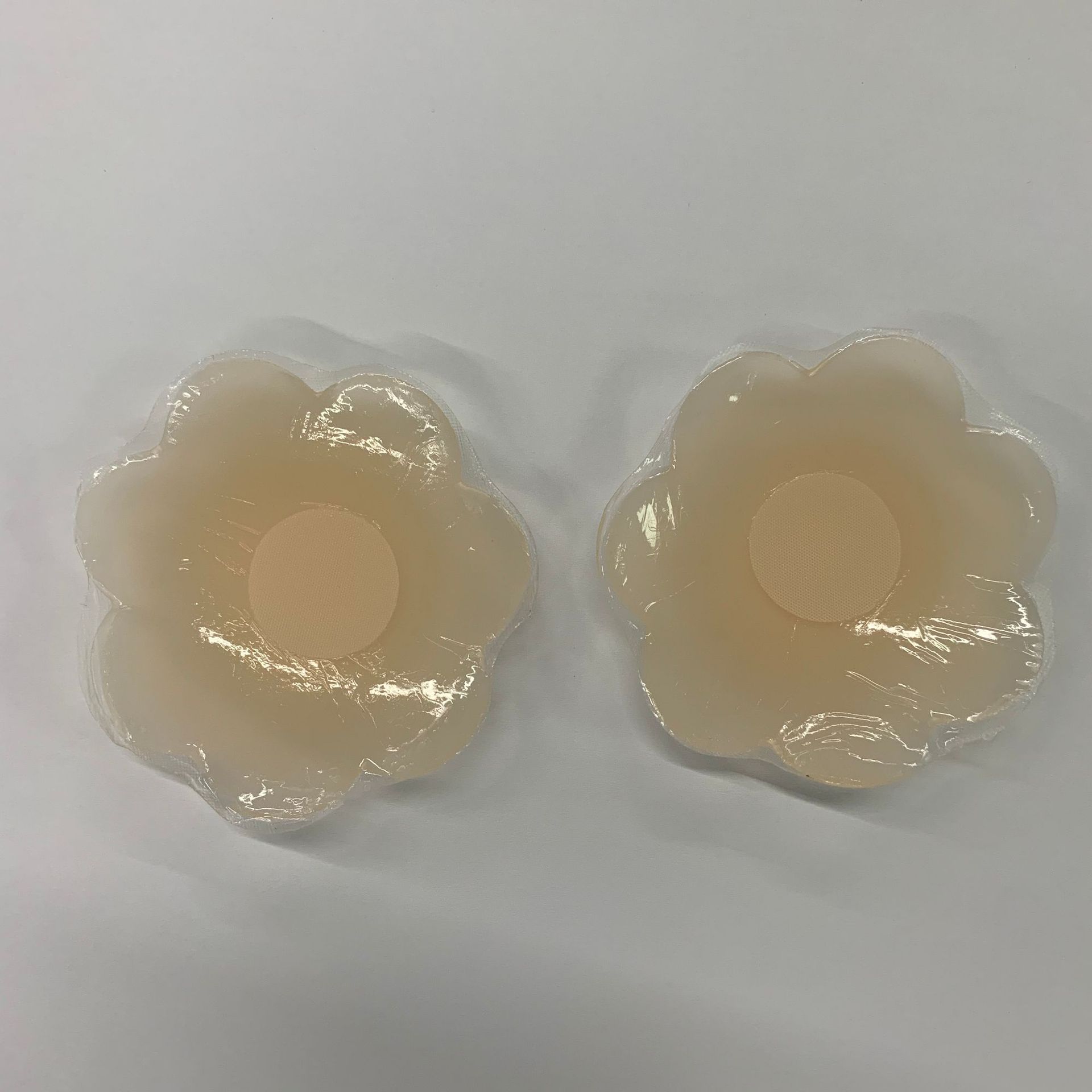 Manufacturers new anti-light invisible chest stickers lifting round breast stickers anti-bump plum-shaped silicone chest stickers in stock