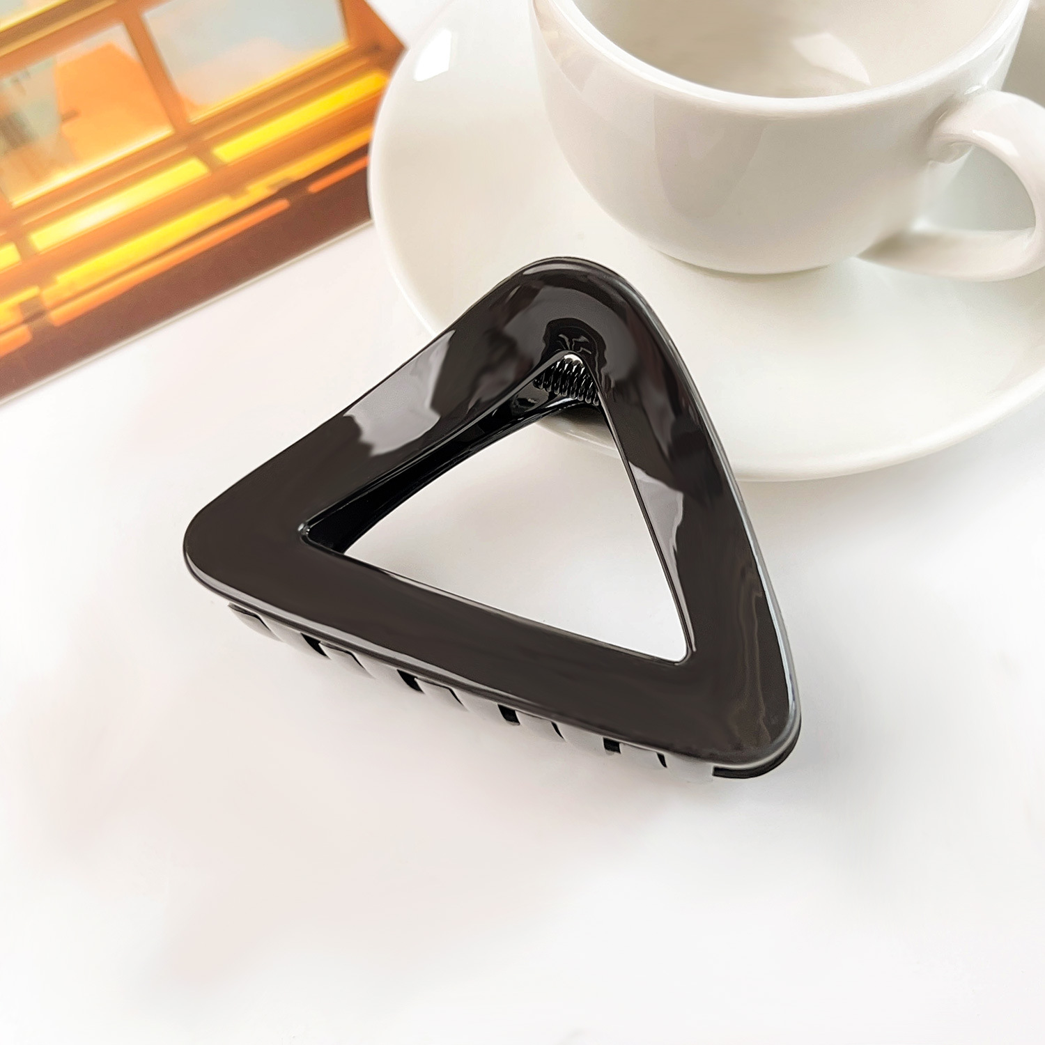Maillard Bright PC Triangle Grab Clip Temperamento coreano Forcina per capelli a mezza coda di cavallo alta Fermaglio squalo cavo di alta qualità per le donne_voghion.com