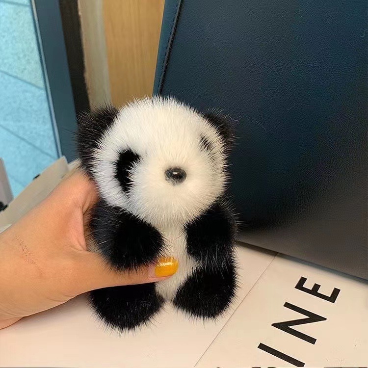 国境を越えた卸売りはかわいい洗練されたぬいぐるみパンダの高級バッグにネットの赤い誕生日プレゼントのキーホルダーを飾っている|undefined