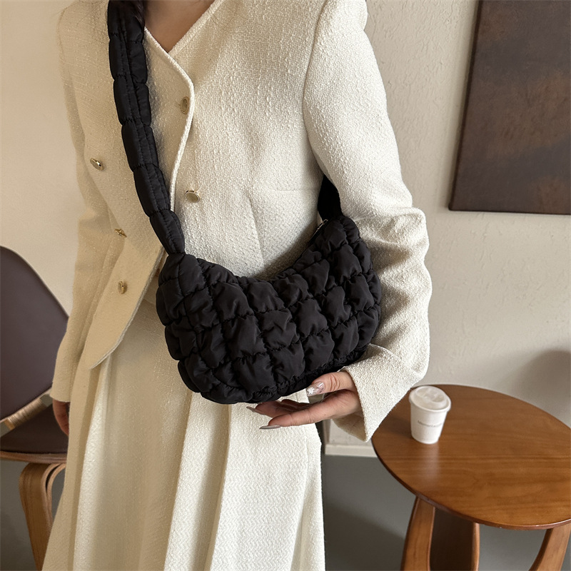 South Korea pleated cloud bag autumn and winter New popular fashion underarm bag fashionable retro large capacity candy color messenger bag