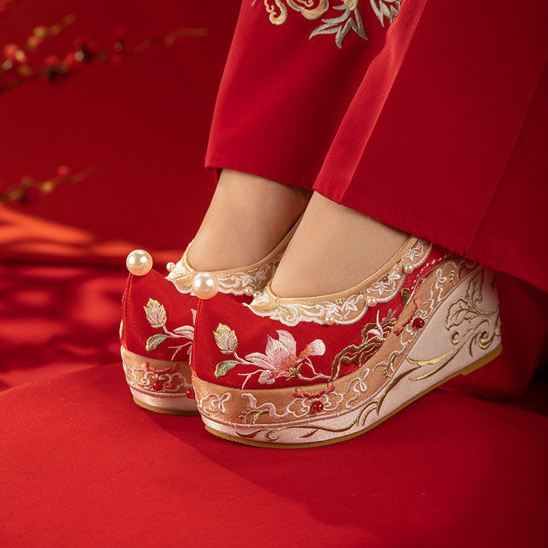 Flowers like brocade 2022 autumn and winter New antique Chinese clothing shoes embroidered comfortable large slope red wedding shoes women's Chinese clothing shoes