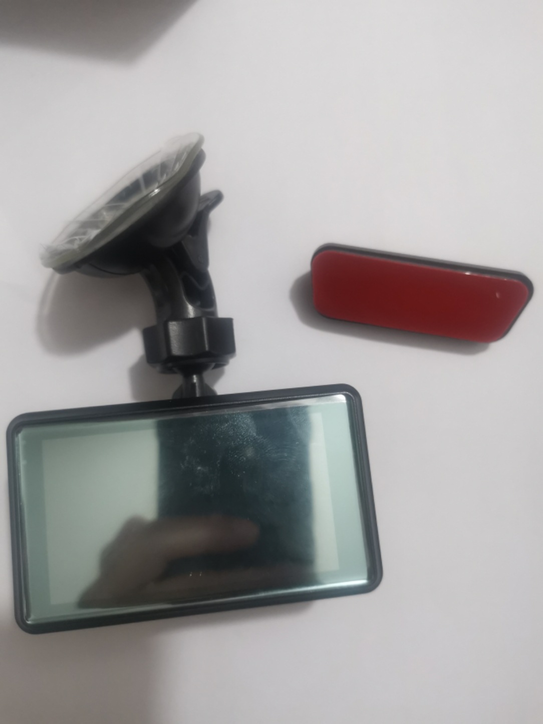 The suction cup in front of the car can be removed at will