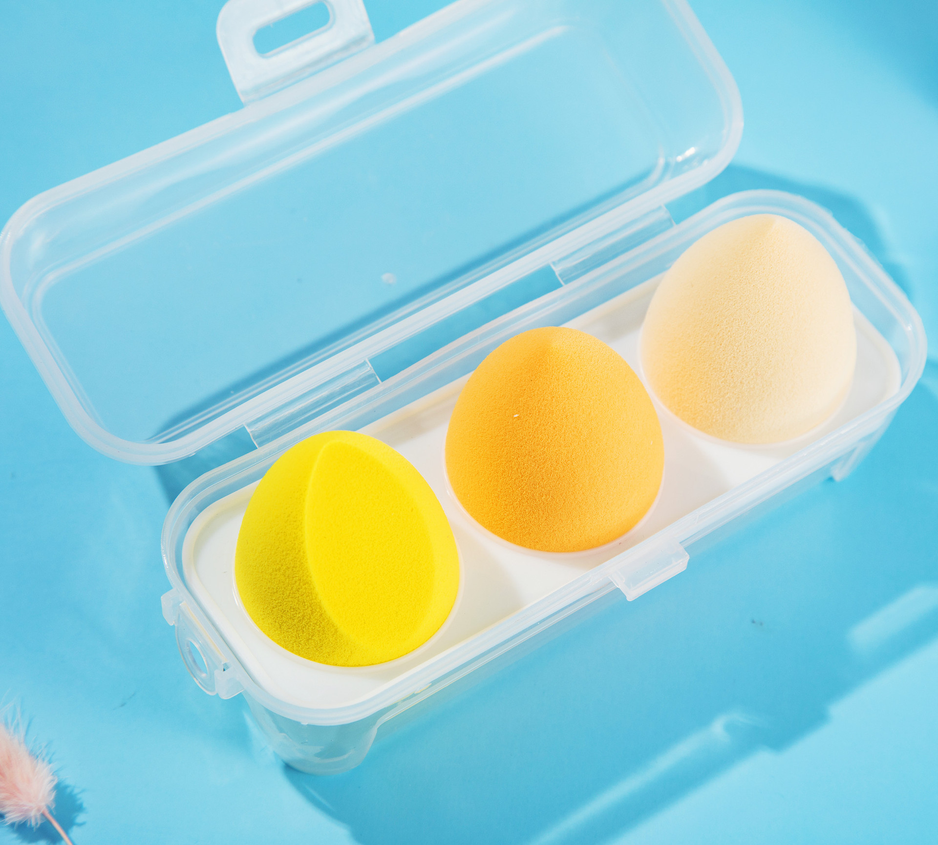 Spot wholesale super soft beauty makeup eggs do not eat powder three-grid beauty makeup egg powder puff set in water to become wet and dry
