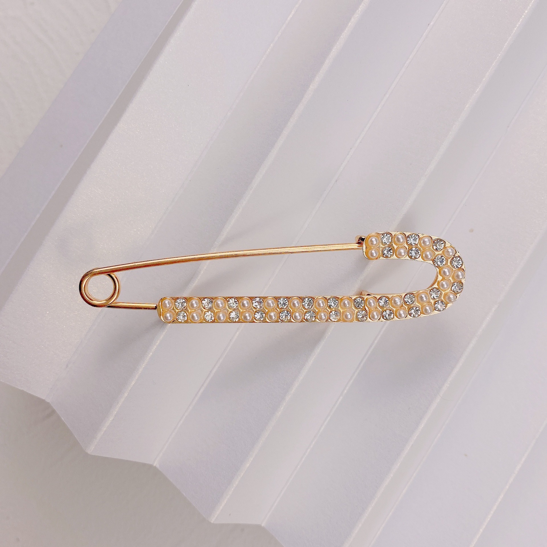 Creative new pearl water diamond exquisite women's non-slip clothing brooch open sweater temperament pin waist shaping magic pants