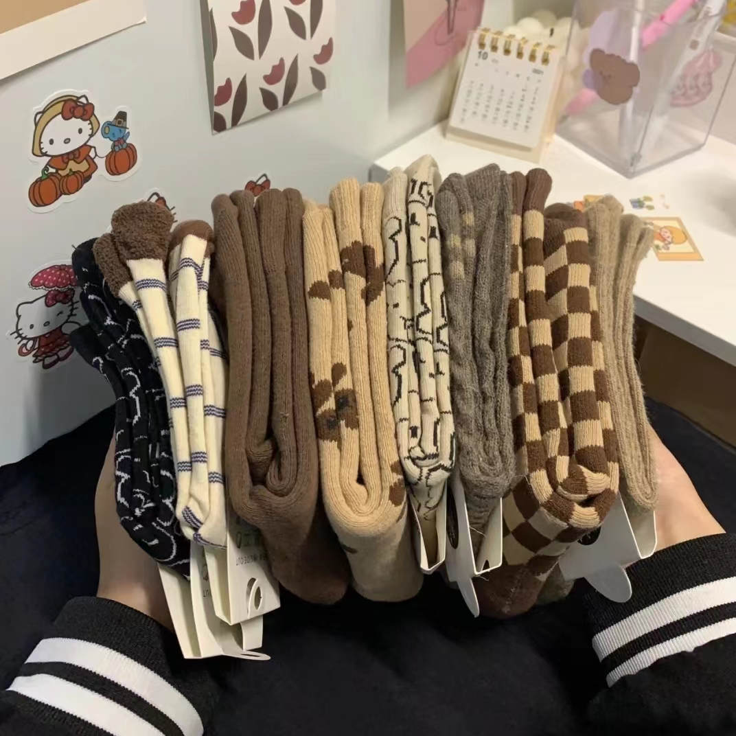 小紅書咖色襪子女 時尚百搭保暖可愛中筒襪 加厚棉襪舒適羊毛襪潮