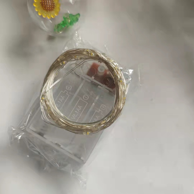 現物ledランプは銅線の銅線の電池の金をつないでランプのクリスマスの贈り物の箱をつないで童話のアンドロメダのカラーランプを飾って卸売りします。|undefined
